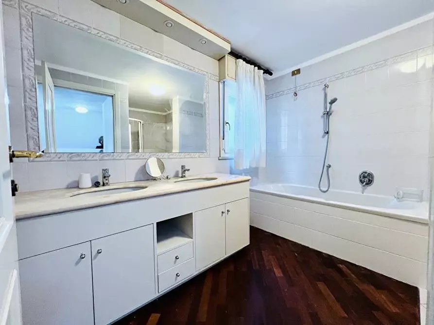 Immagine 11 di Appartamento in vendita  in Via Monte Gabberi a Viareggio