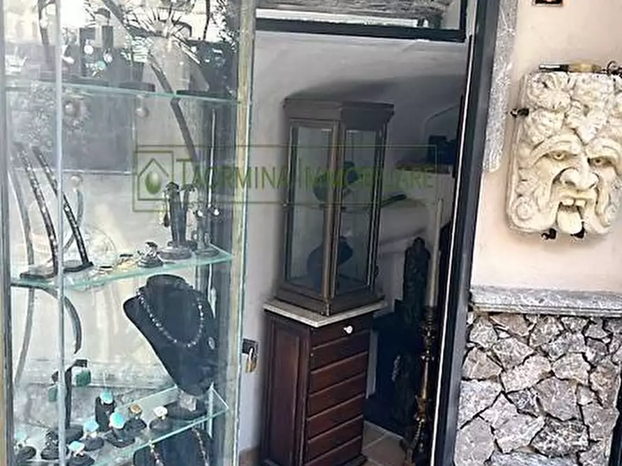 Immagine 15 di Negozio in affitto  in Piazza Sant'Antonio Abate a Taormina