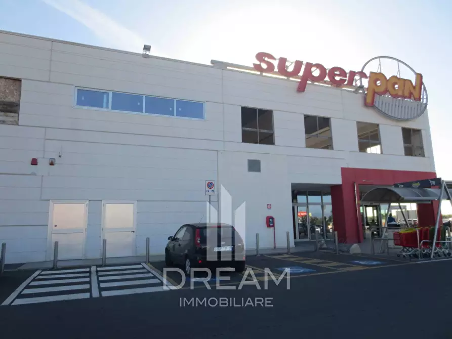 Immagine 14 di Locale commerciale in vendita  in via Livatino a Quartu Sant'elena