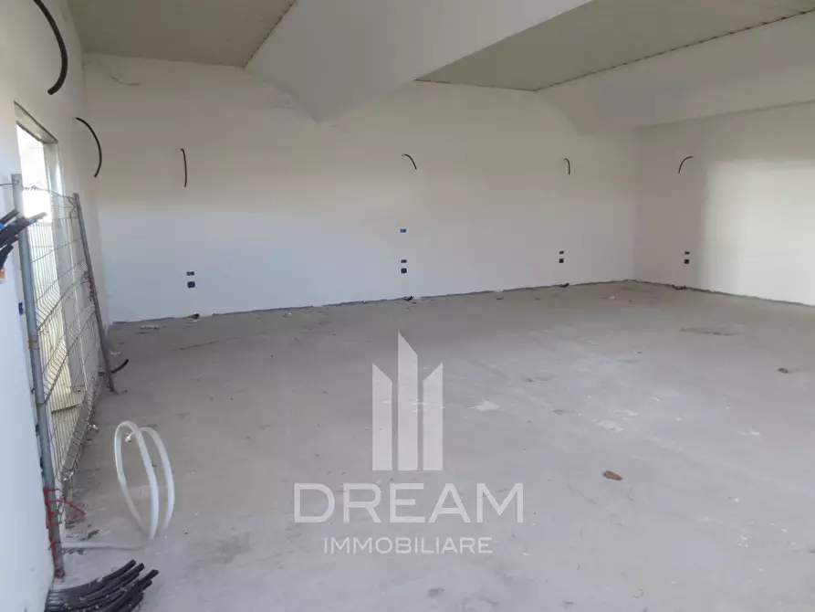 Immagine 2 di Locale commerciale in vendita  in via Livatino a Quartu Sant'elena