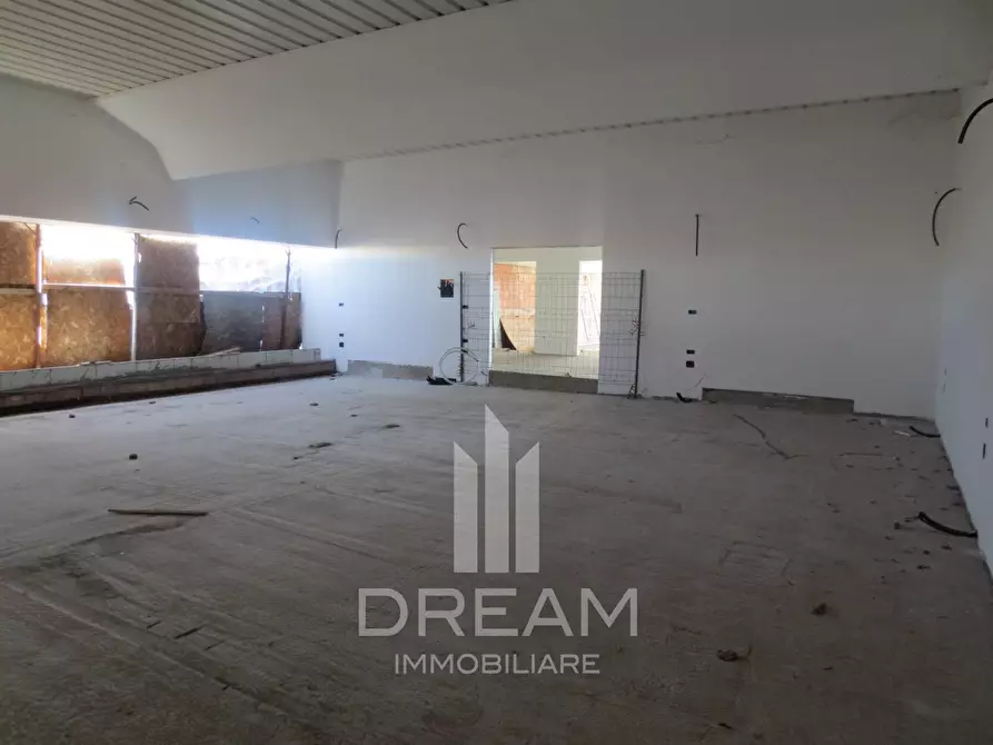 Immagine 4 di Locale commerciale in vendita  in via Livatino a Quartu Sant'elena