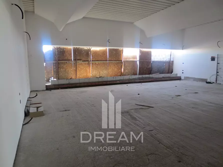 Immagine 5 di Locale commerciale in vendita  in via Livatino a Quartu Sant'elena