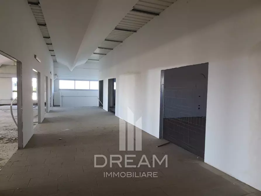 Immagine 6 di Locale commerciale in vendita  in via Livatino a Quartu Sant'elena