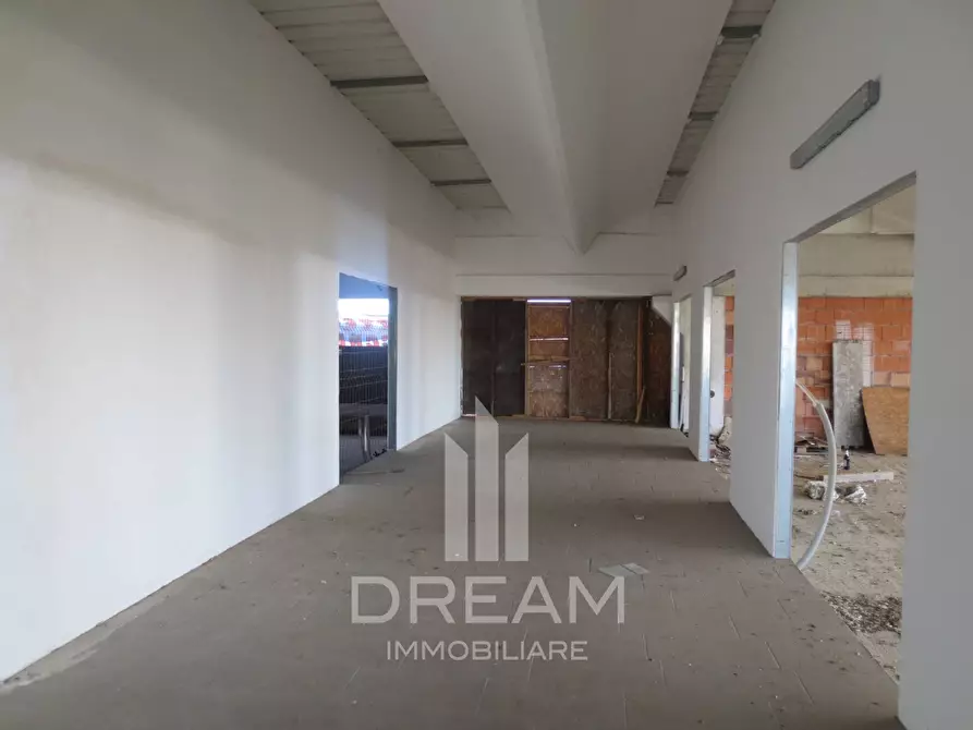 Immagine 7 di Locale commerciale in vendita  in via Livatino a Quartu Sant'elena