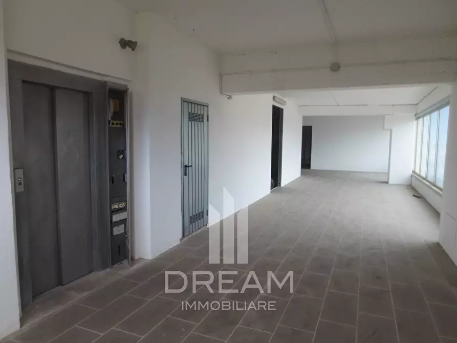 Immagine 8 di Locale commerciale in vendita  in via Livatino a Quartu Sant'elena