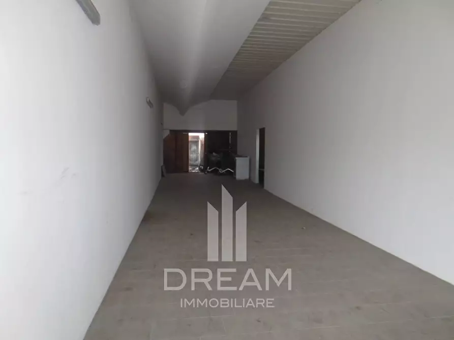 Immagine 11 di Locale commerciale in vendita  in via Livatino a Quartu Sant'elena