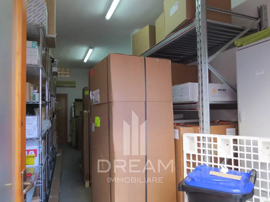 Immagine 2 di Locale commerciale in vendita  in via Ruggero Leoncavallo a Quartu Sant'elena