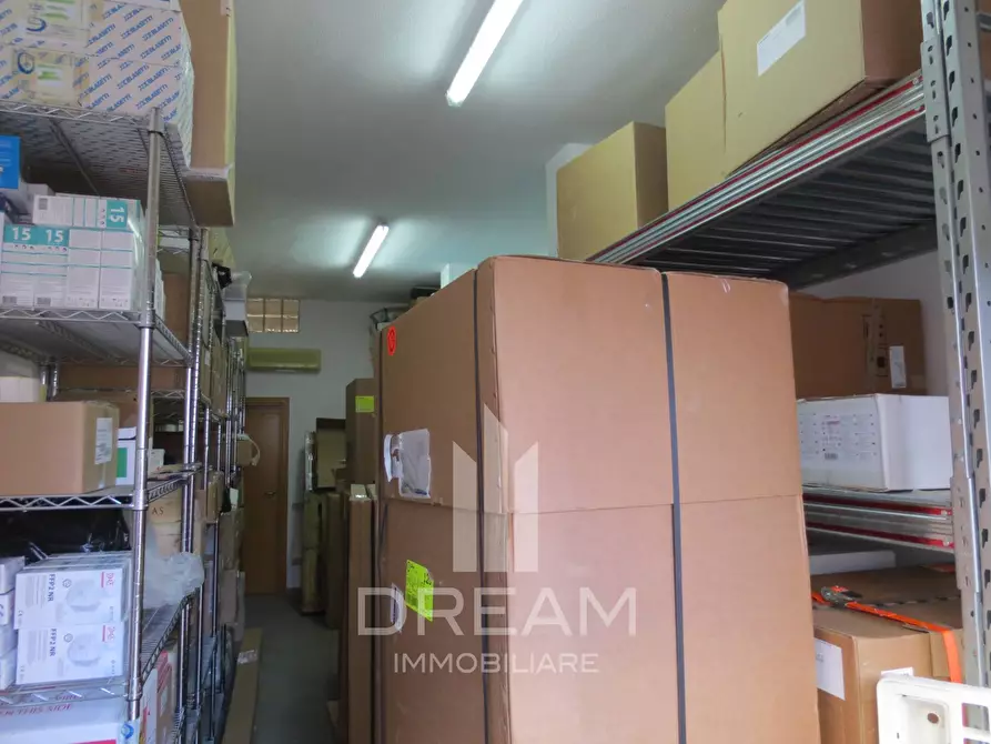 Immagine 3 di Locale commerciale in vendita  in via Ruggero Leoncavallo a Quartu Sant'elena