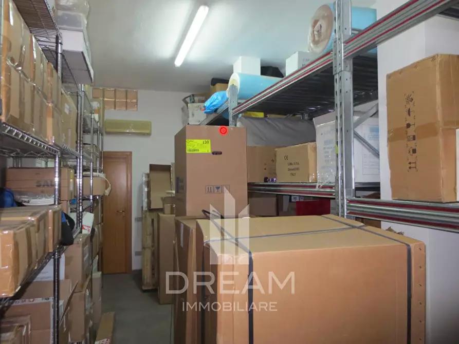 Immagine 4 di Locale commerciale in vendita  in via Ruggero Leoncavallo a Quartu Sant'elena