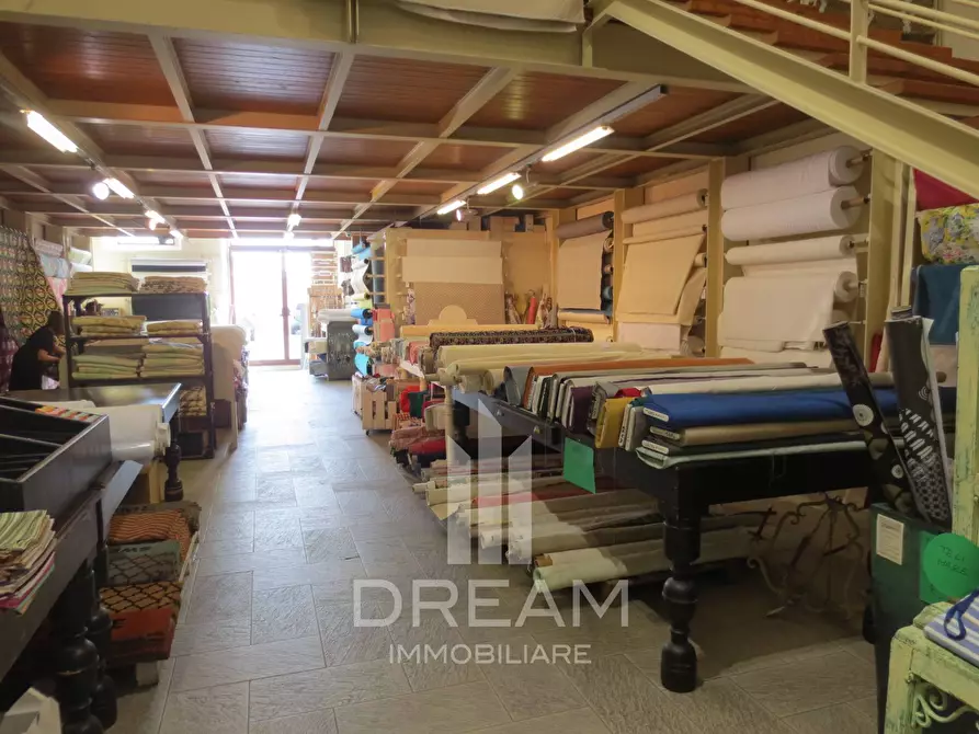 Immagine 11 di Locale commerciale in affitto  in Viale Trieste a Cagliari