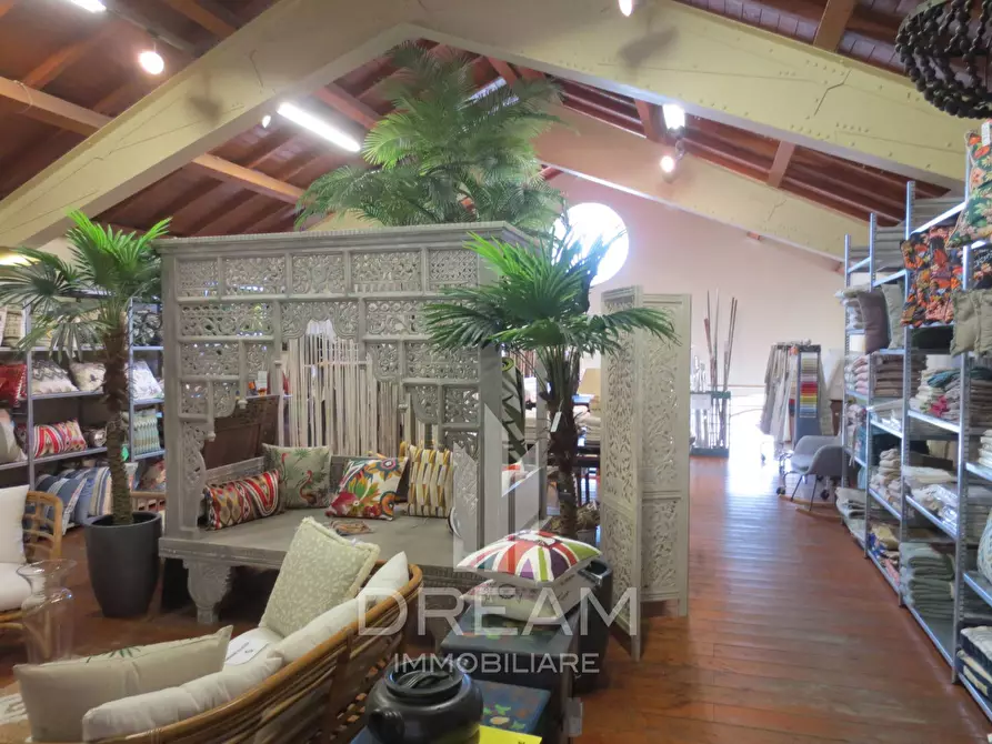 Immagine 20 di Locale commerciale in affitto  in Viale Trieste a Cagliari