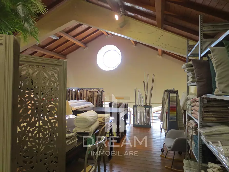 Immagine 21 di Locale commerciale in affitto  in Viale Trieste a Cagliari