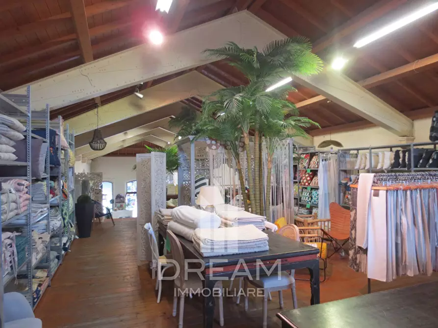 Immagine 22 di Locale commerciale in affitto  in Viale Trieste a Cagliari