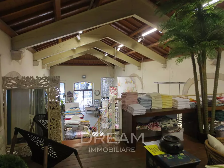 Immagine 12 di Locale commerciale in affitto  in Viale Trieste a Cagliari