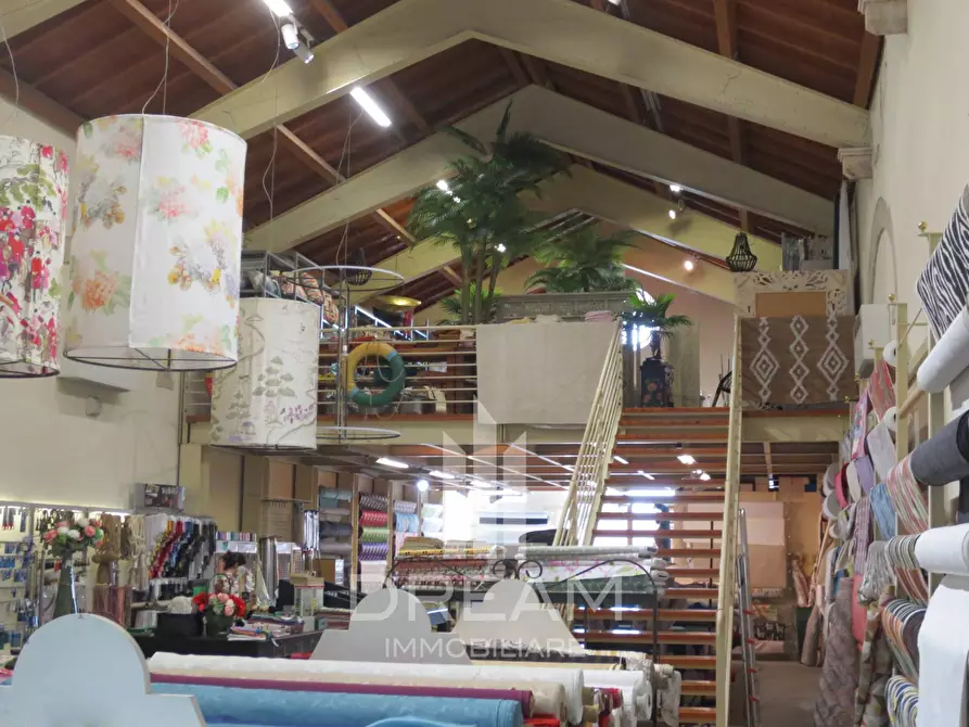 Immagine 17 di Locale commerciale in affitto  in Viale Trieste a Cagliari