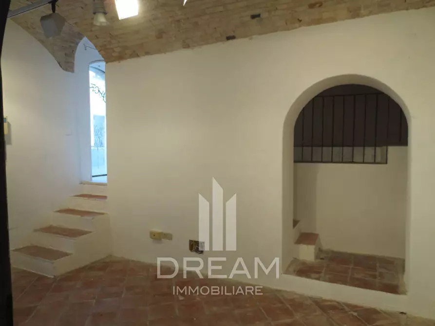 Immagine 3 di Locale commerciale in affitto  in via dei Pisani, n.1, angolo viale Regina Margherita a Cagliari