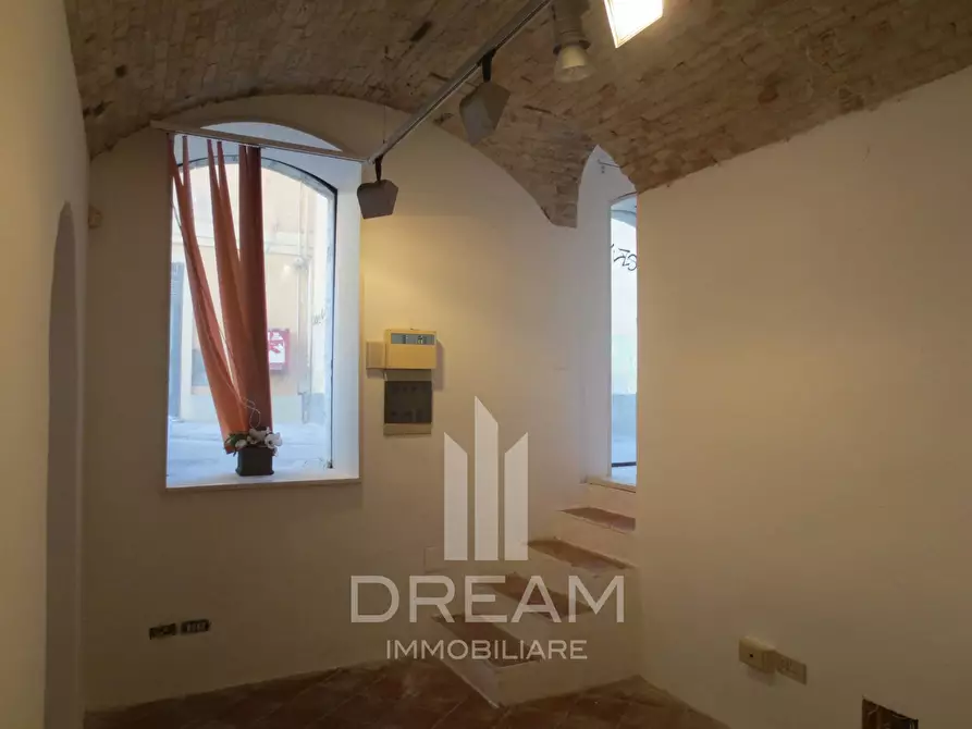 Immagine 4 di Locale commerciale in affitto  in via dei Pisani, n.1, angolo viale Regina Margherita a Cagliari