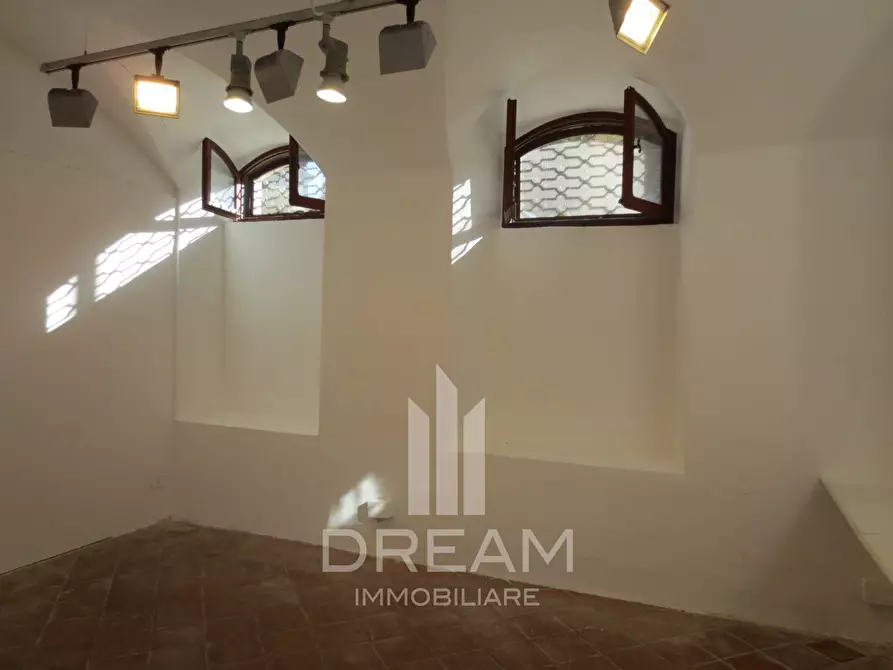 Immagine 13 di Locale commerciale in affitto  in via dei Pisani, n.1, angolo viale Regina Margherita a Cagliari