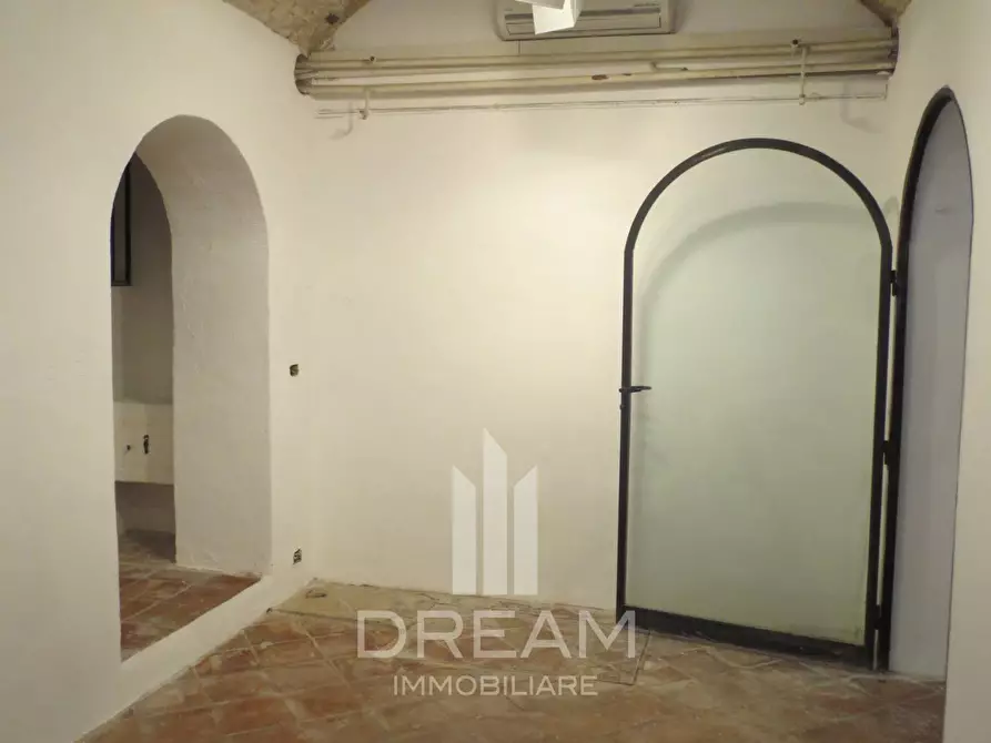 Immagine 5 di Locale commerciale in affitto  in via dei Pisani, n.1, angolo viale Regina Margherita a Cagliari