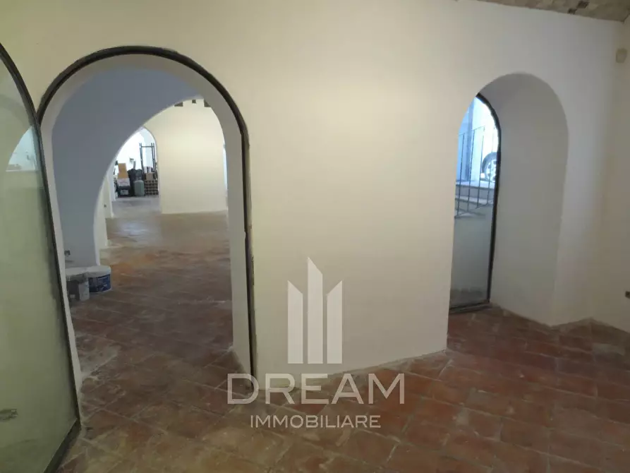 Immagine 7 di Locale commerciale in affitto  in via dei Pisani, n.1, angolo viale Regina Margherita a Cagliari