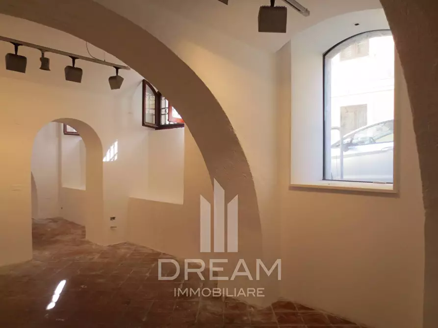 Immagine 10 di Locale commerciale in affitto  in via dei Pisani, n.1, angolo viale Regina Margherita a Cagliari