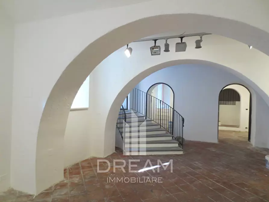 Immagine 11 di Locale commerciale in affitto  in via dei Pisani, n.1, angolo viale Regina Margherita a Cagliari