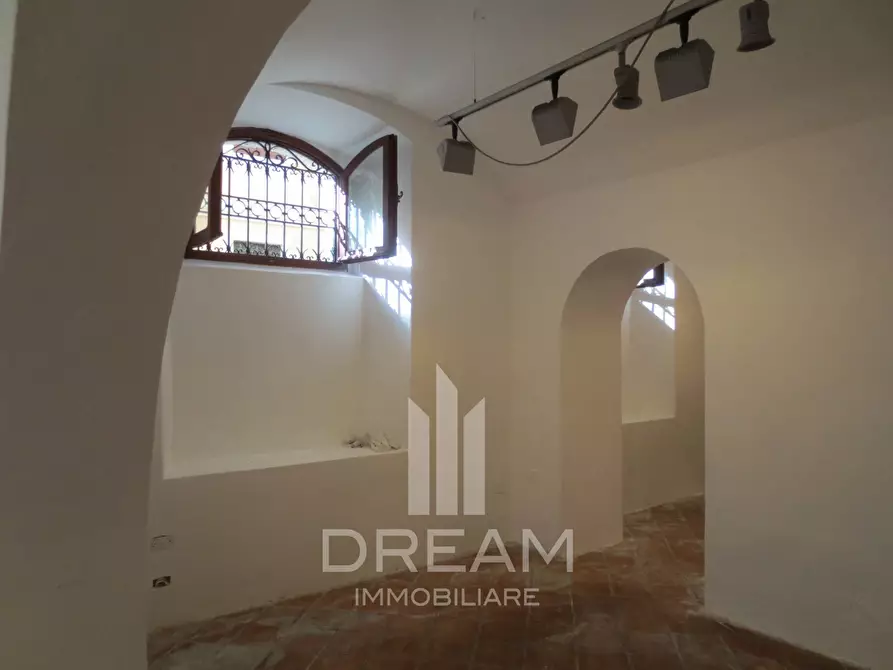 Immagine 12 di Locale commerciale in affitto  in via dei Pisani, n.1, angolo viale Regina Margherita a Cagliari