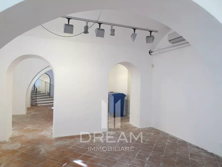 Immagine 15 di Locale commerciale in affitto  in via dei Pisani, n.1, angolo viale Regina Margherita a Cagliari