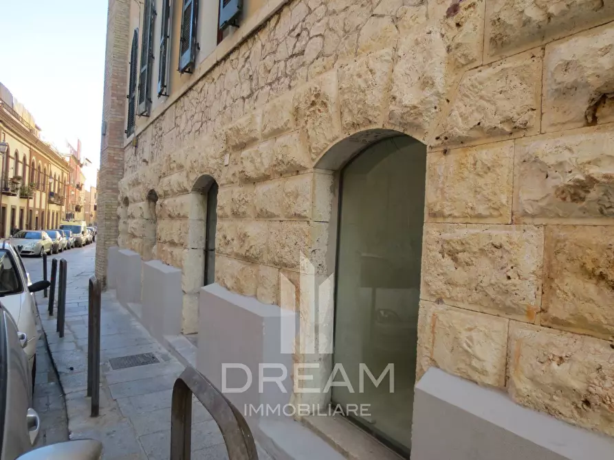 Immagine 16 di Locale commerciale in affitto  in via dei Pisani, n.1, angolo viale Regina Margherita a Cagliari