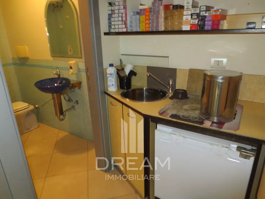 Immagine 10 di Laboratorio in affitto  in viale Colombo a Quartu Sant'elena