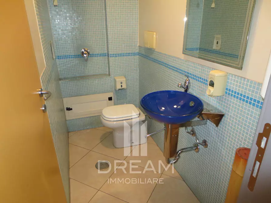 Immagine 11 di Laboratorio in affitto  in viale Colombo a Quartu Sant'elena