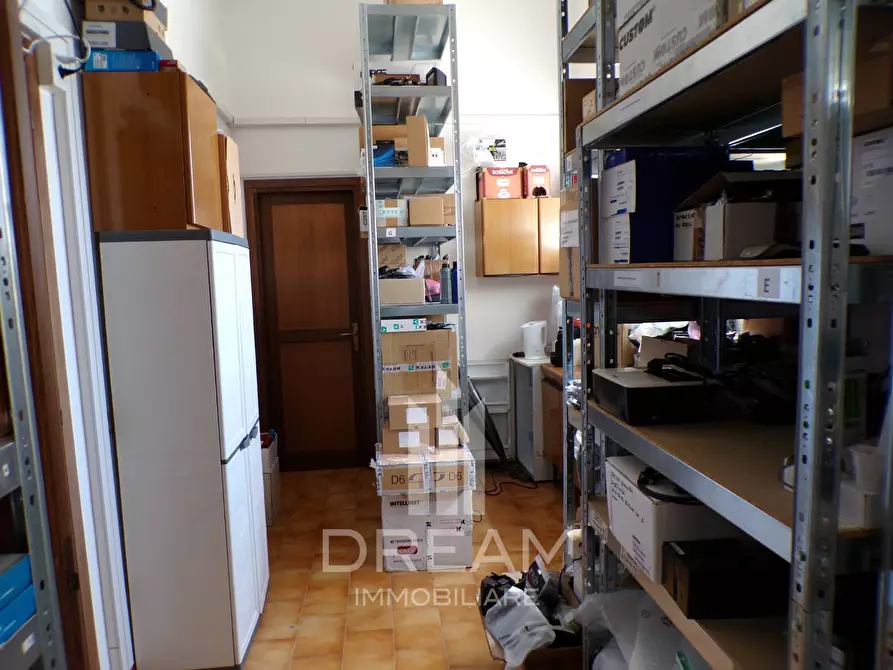 Immagine 2 di Locale commerciale in vendita  in via Firenze a Quartu Sant'elena