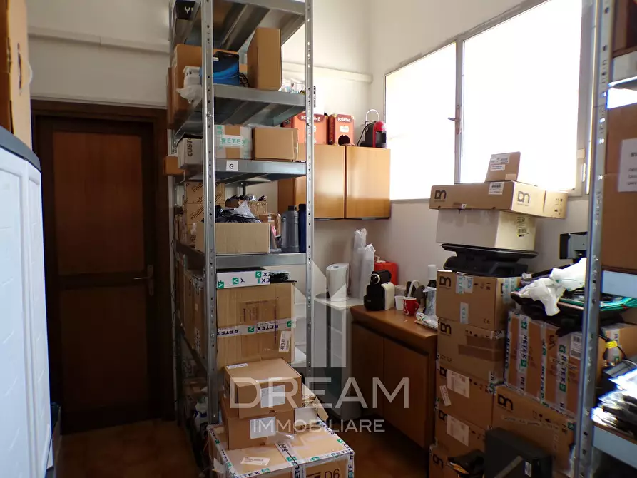 Immagine 3 di Locale commerciale in vendita  in via Firenze a Quartu Sant'elena