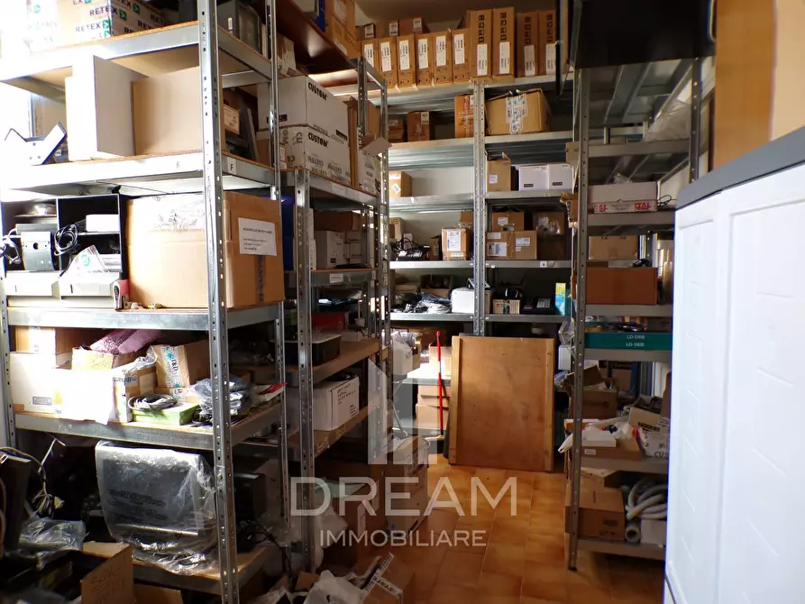 Immagine 4 di Locale commerciale in vendita  in via Firenze a Quartu Sant'elena