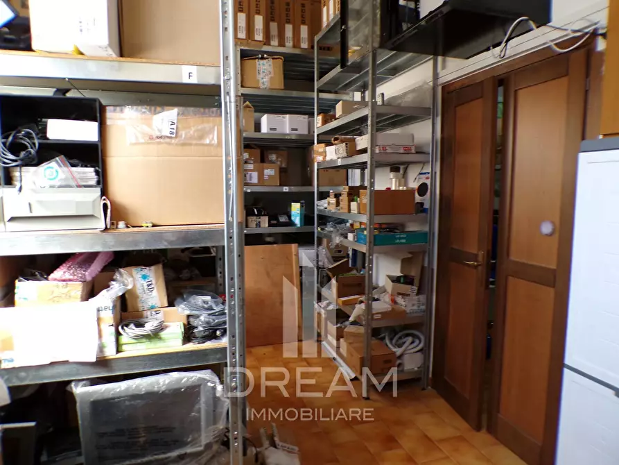 Immagine 5 di Locale commerciale in vendita  in via Firenze a Quartu Sant'elena