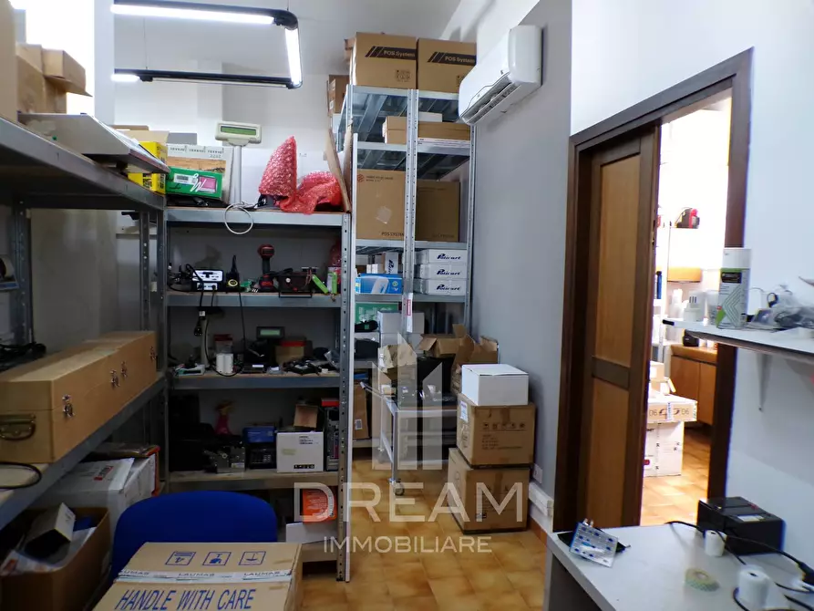 Immagine 9 di Locale commerciale in vendita  in via Firenze a Quartu Sant'elena