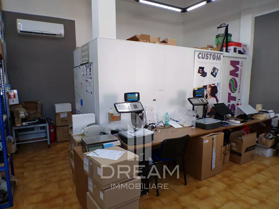 Immagine 10 di Locale commerciale in vendita  in via Firenze a Quartu Sant'elena