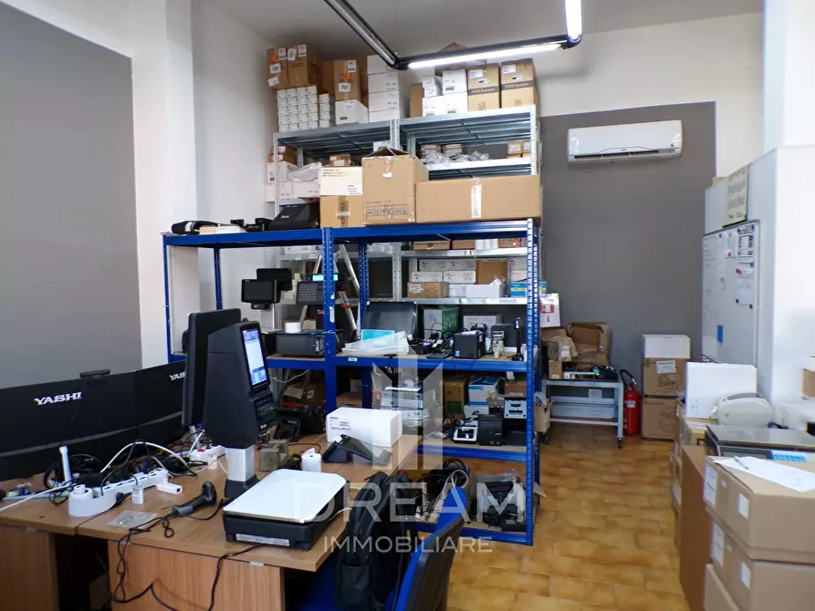 Immagine 11 di Locale commerciale in vendita  in via Firenze a Quartu Sant'elena