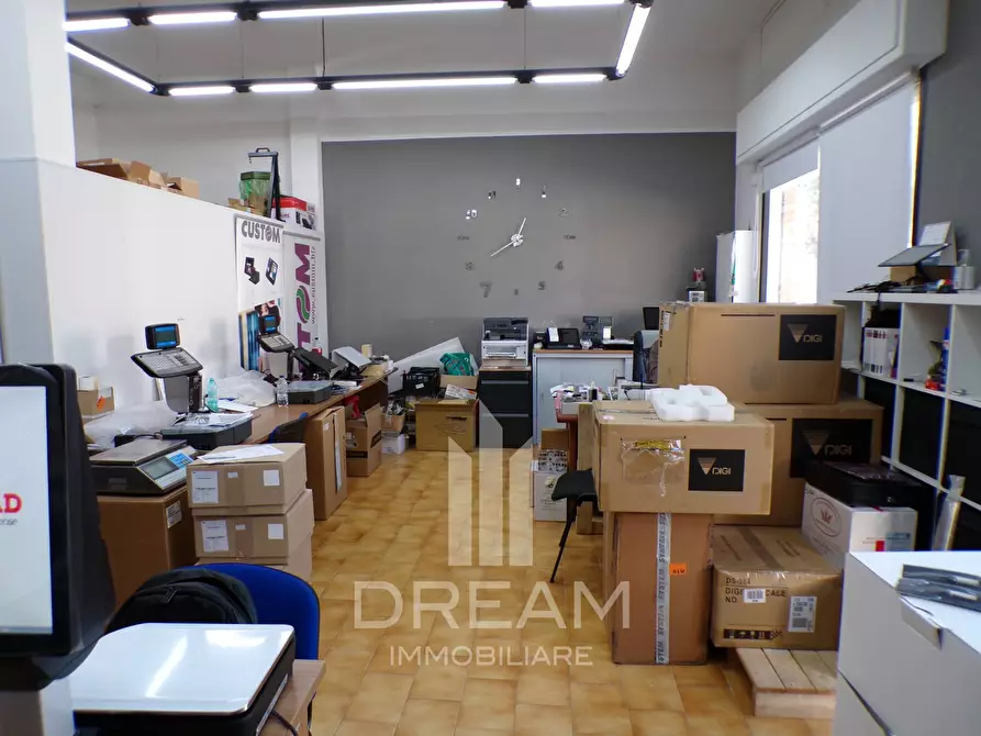 Immagine 12 di Locale commerciale in vendita  in via Firenze a Quartu Sant'elena