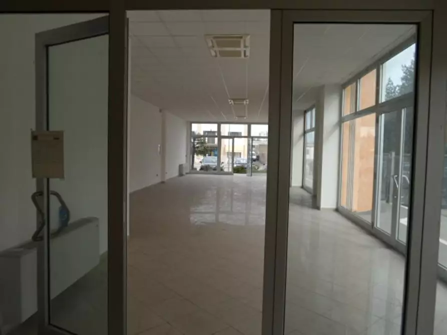 Immagine 8 di Locale commerciale in vendita  in Via Toti a San Benedetto Del Tronto