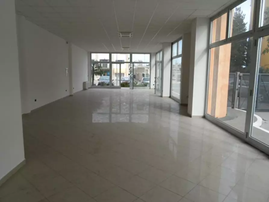 Immagine 9 di Locale commerciale in vendita  in Via Toti a San Benedetto Del Tronto