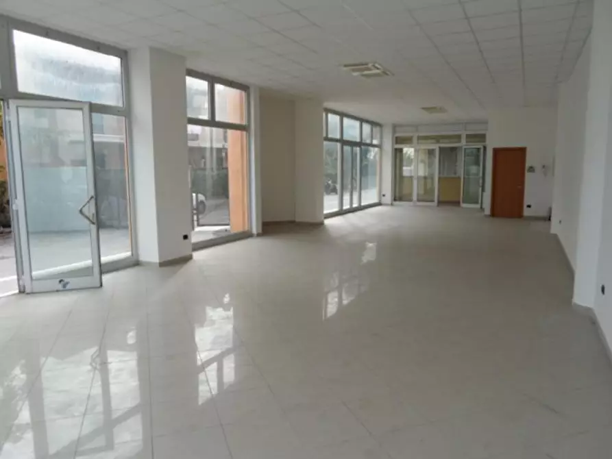 Immagine 11 di Locale commerciale in vendita  in Via Toti a San Benedetto Del Tronto