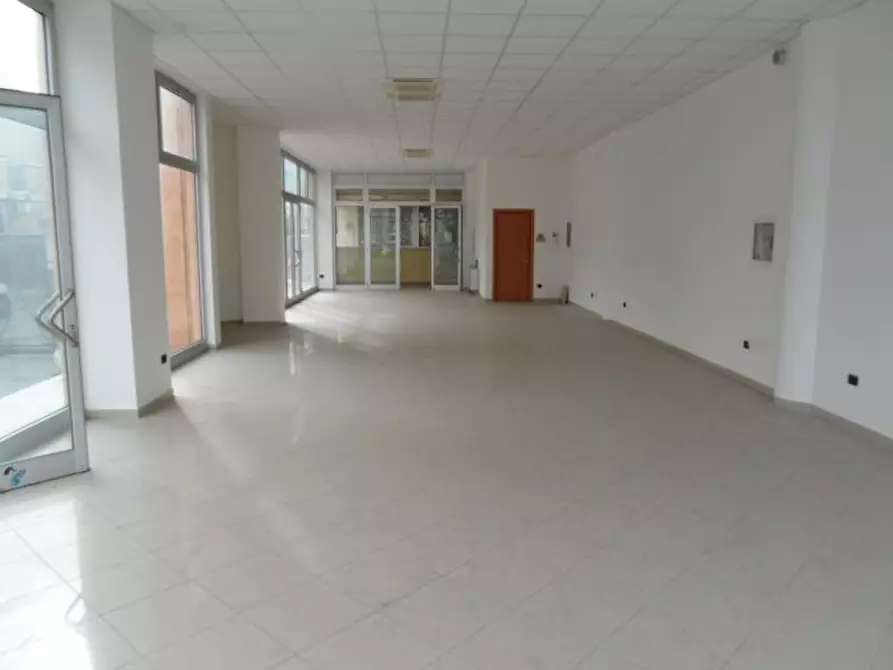 Immagine 12 di Locale commerciale in vendita  in Via Toti a San Benedetto Del Tronto