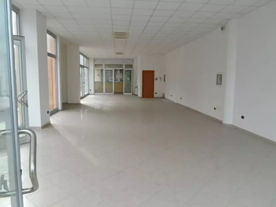 Immagine 13 di Locale commerciale in vendita  in Via Toti a San Benedetto Del Tronto
