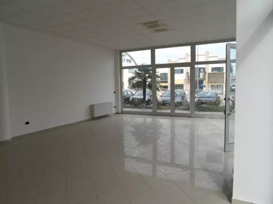 Immagine 7 di Locale commerciale in vendita  in Via Toti a San Benedetto Del Tronto
