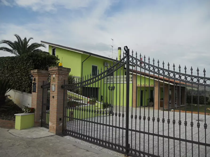 Immagine 4 di Villa in vendita  in Via Castani a Martinsicuro