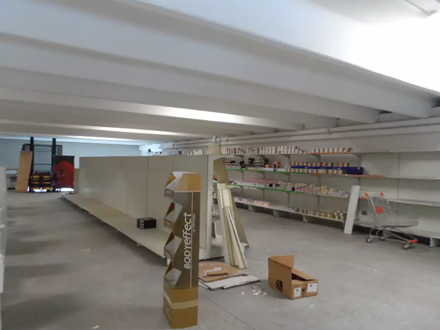 Immagine 3 di Locale commerciale in vendita  in Via C. e L. Gabrielli a San Benedetto Del Tronto