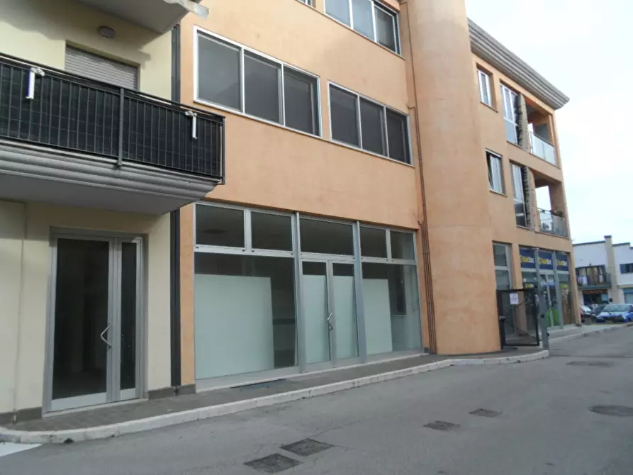 Immagine 17 di Locale commerciale in vendita  in Via Toti a San Benedetto Del Tronto