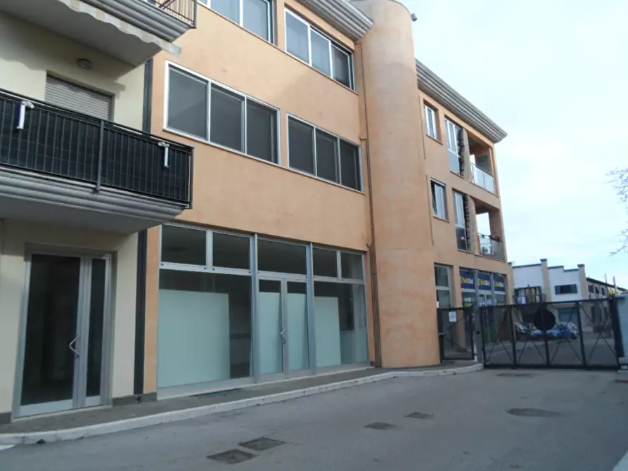 Immagine 3 di Locale commerciale in vendita  in Via Toti a San Benedetto Del Tronto