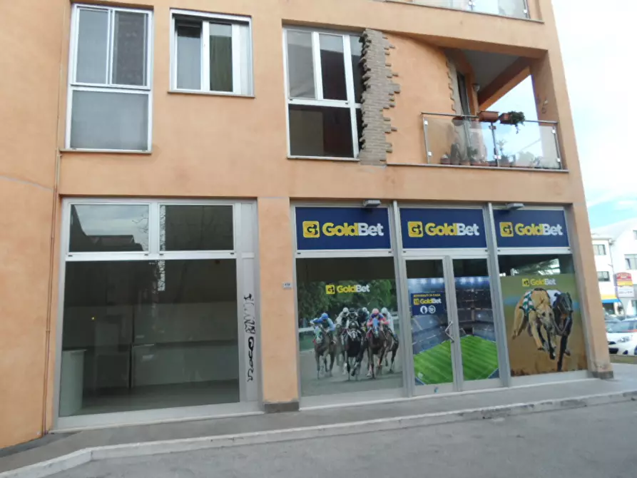 Immagine 2 di Locale commerciale in vendita  in Via Toti a San Benedetto Del Tronto